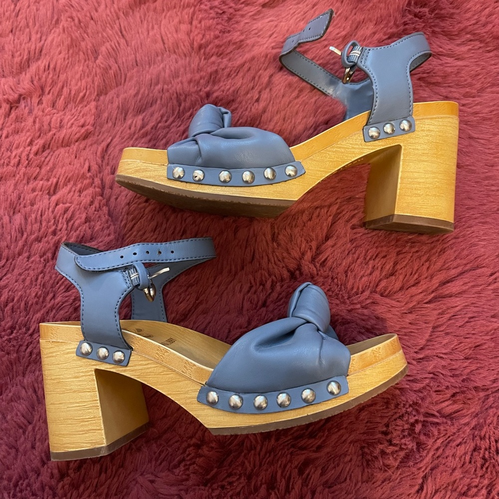 Blue stuffed block heels